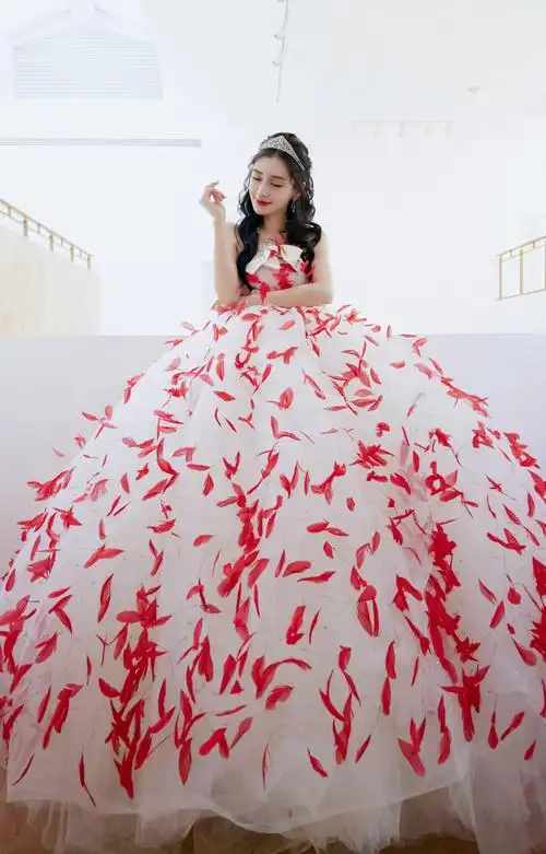 杨颖穿高定公主裙不安分,非要贴满"血色羽毛",有恐怖童谣内味