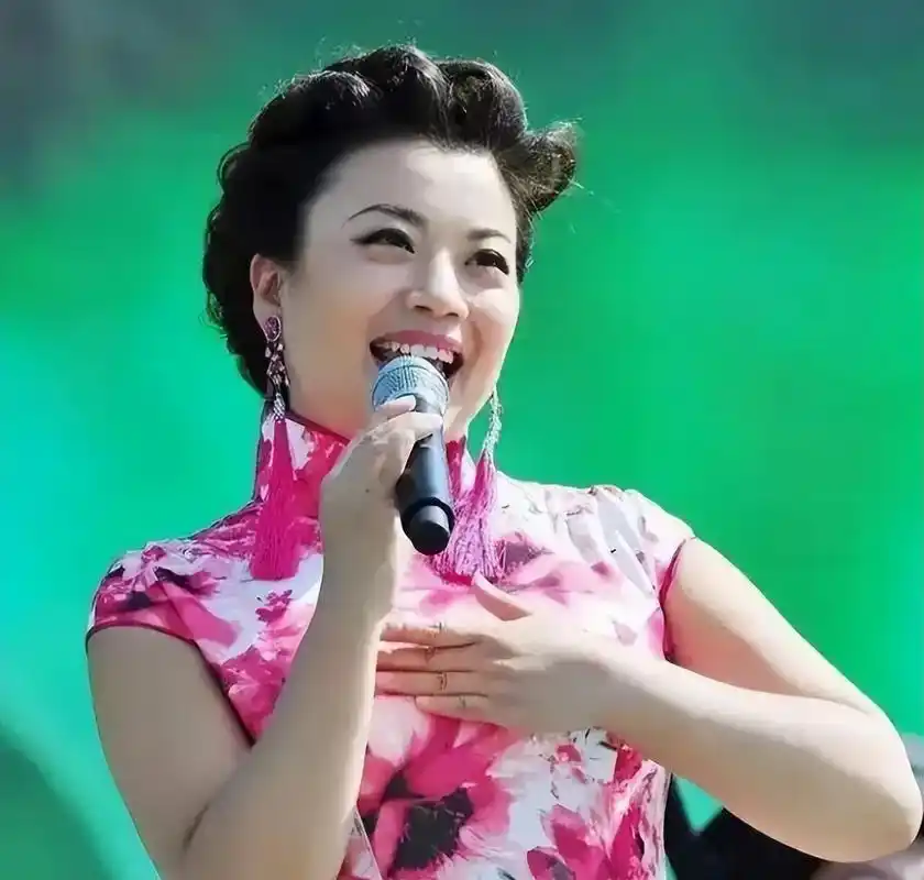 歌唱家张也:与初恋相爱8年未果,后与关锦鹏传绯闻,如今53岁仍未婚