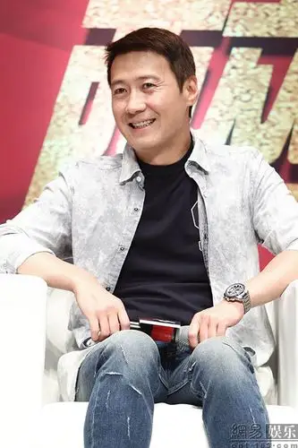 黎明导演今日很开心 笑到鱼尾纹灿烂盛放