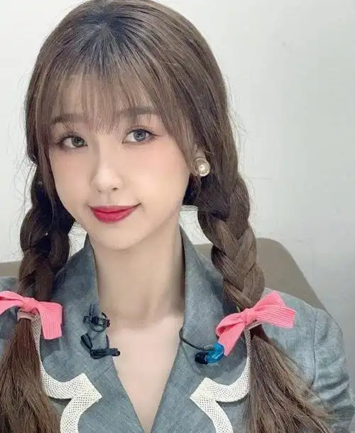 虞书欣再扮青你造型扎麻花辫穿女团服甜度满分yesok