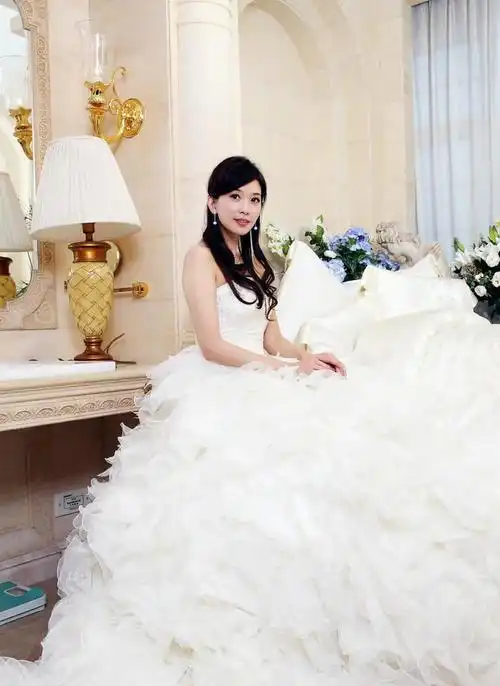 林志玲罕见婚纱照太美了网友想结婚了林志玲我就试穿一下