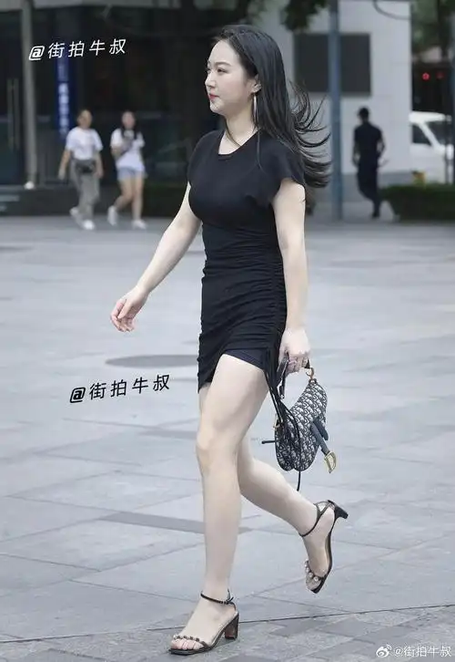 亮钻高跟凉鞋搭配黑色短裙成熟漂亮