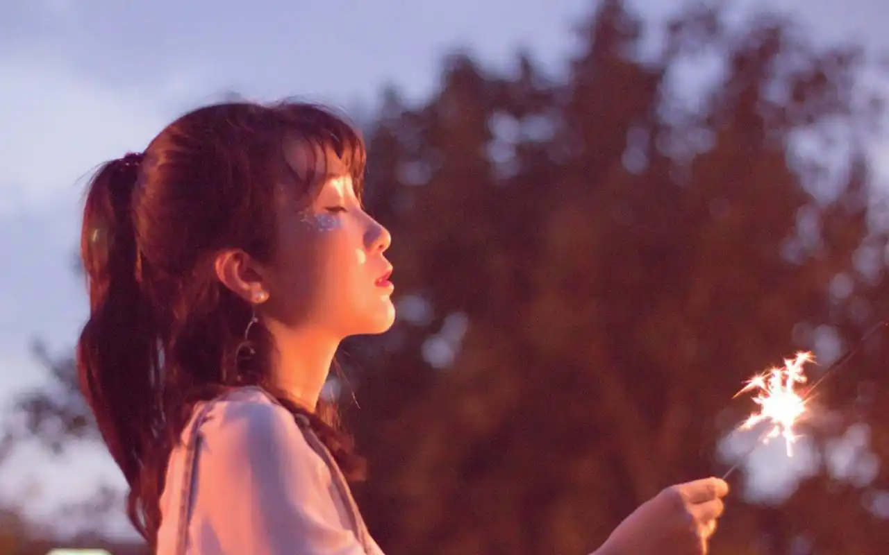 自然清新烟花美女写真电脑壁纸高清大图预览1920x1200_美女壁纸下载