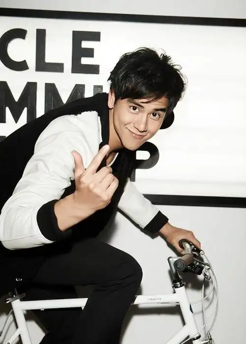 男神形象幻灭!彭于晏与女子同游日本被偶遇,生图老了10岁|娱乐圈|女明