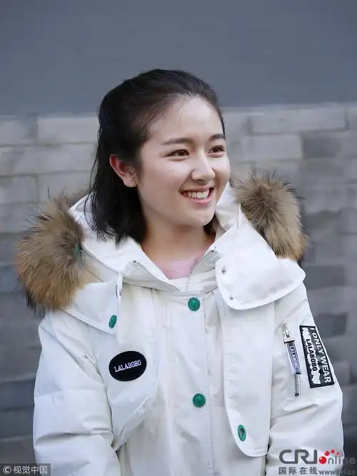 李兰迪现身中戏艺考 见镜头露阳光般笑容