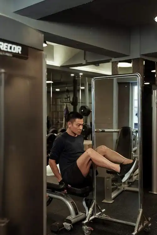 59岁刘德华做运动体型均称肌肉漂亮网友年轻20岁不是梦