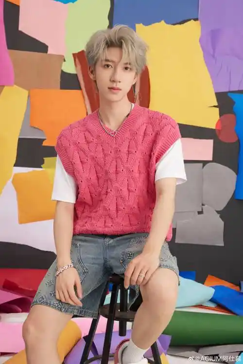 贺峻霖钢拼浅粉色陶瓷麻花手链粉色心意拼半锁骨链在时间飞逝的世