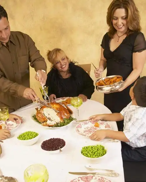 夫妻,祖母,坐,笑,微笑,露齿笑,竖图,室内,白天,正面,爱情,吃饭,西餐