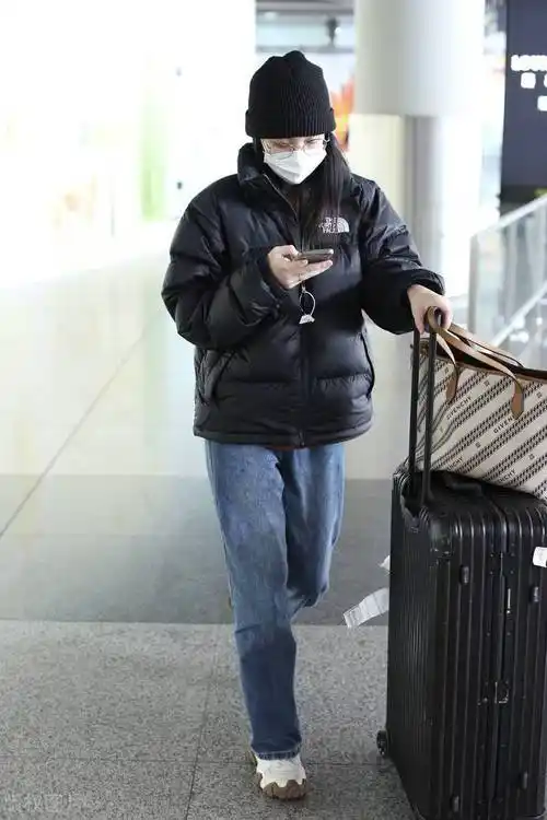 赵嘉敏黑色羽绒服穿搭,就搭配蓝色牛仔裤,也可以很时尚_毛线帽