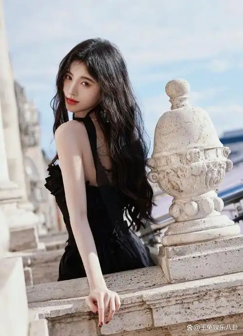 近日,一组鞠婧祎的美照被曝光,迅速引起了众多粉丝的关注与热议.