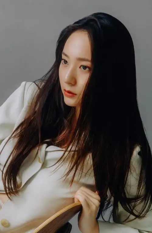 简介:郑秀晶黑白简约气质写真图片,分享一组郑秀晶图片给大家,图中的