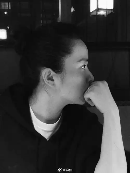 靳东老婆李佳晒美照,鼻梁高挺气质优越,秀无名指钻戒太甜蜜