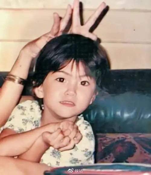 近日有网友上传了昆凌小时候的照片,引发讨论,甚至有人发现昆凌小时候