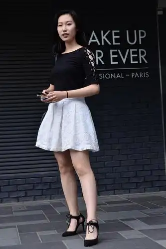 小女生穿着短裙,要搭配高跟鞋,更显气质_姑娘