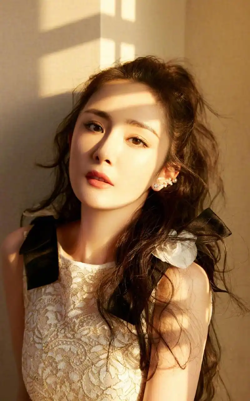 性感杨幂慵懒光影写真