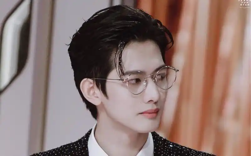 甘望星戴金丝眼镜的斯文败类白切黑少爷