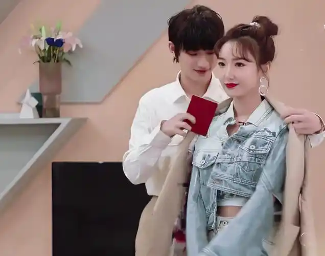 丁程鑫脱外套给毛晓彤穿手不小心碰到女方锁骨下意识反应暴露人品