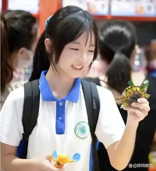 深圳校服意外"出圈",女高中生穿后清纯动人,这又是谁的白月光