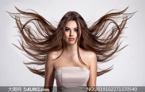 头发飘起来的抹胸装扮美女摄影图片