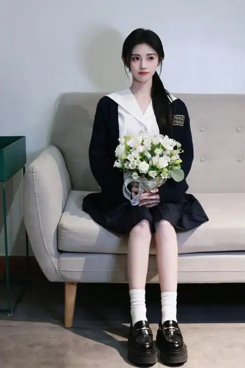 衬衫|@miumiu  百褶裙|@miumiu  乐福鞋|@alexanderwang    @鞠婧