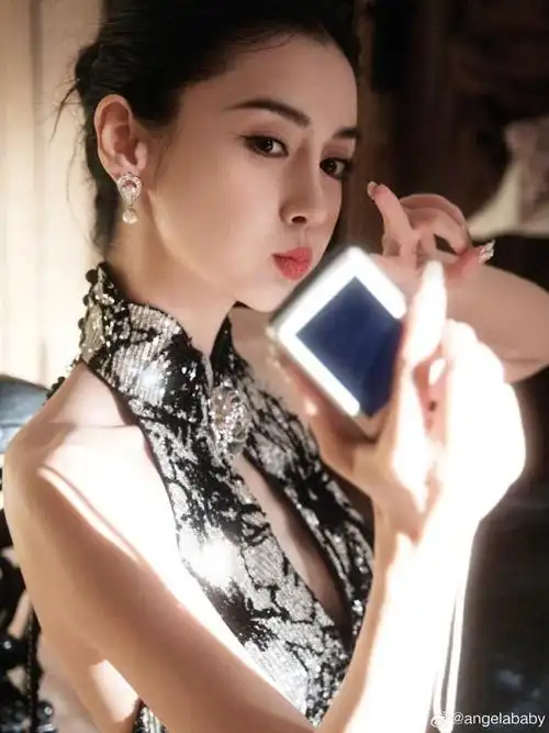 angelababy杨颖更新微博,直出九宫格自拍,据照片上的造型上看,是前