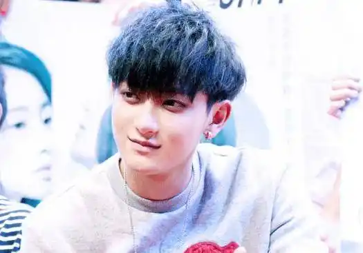 加上黄子韬的面相略带邪魅,并不是正统的阳光帅哥长相,所以黄子韬在