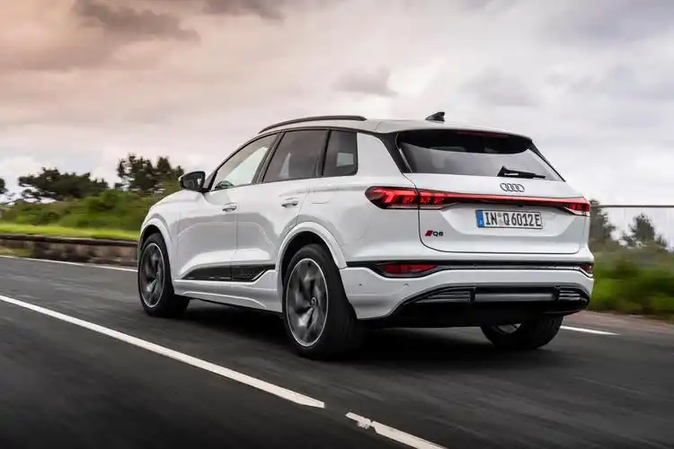 上班时 vs 下班后,和奥迪同「型」的一天