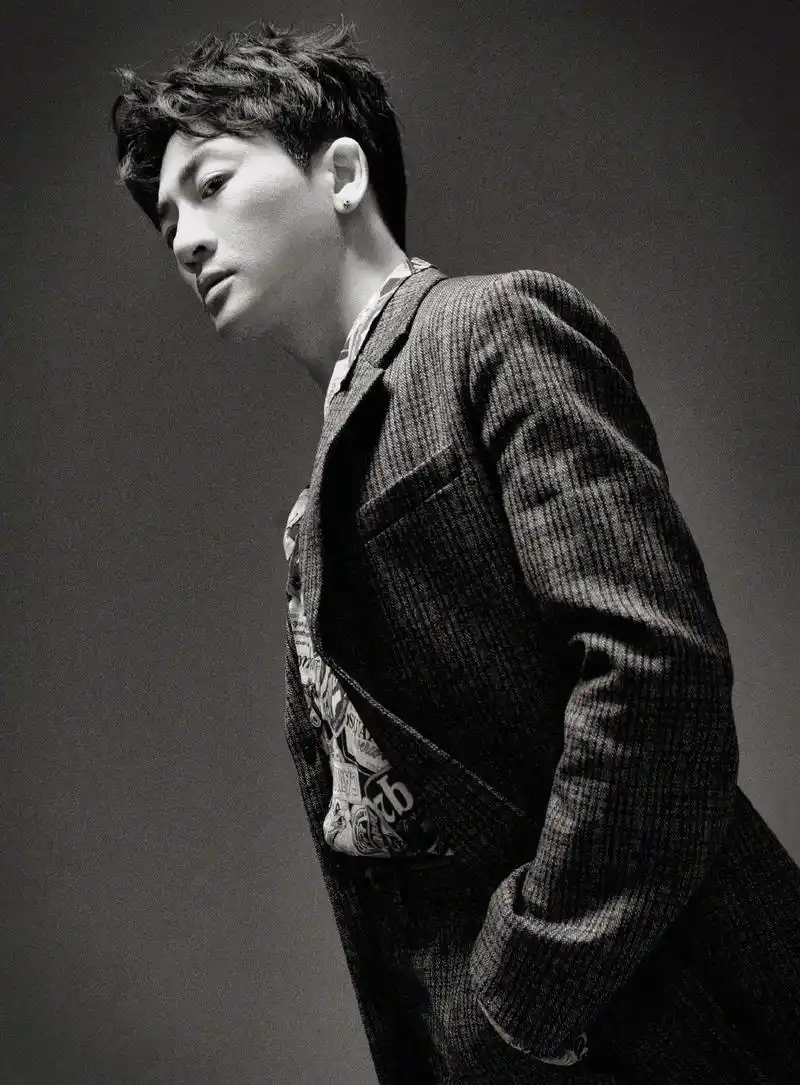 47岁苏有朋凌晨晒写真,颜值一招变回"乖乖虎"