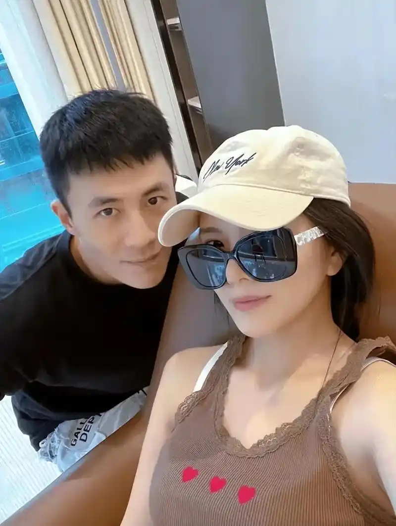 老照片(1435)演员杜淳和妻子王灿. - 抖音