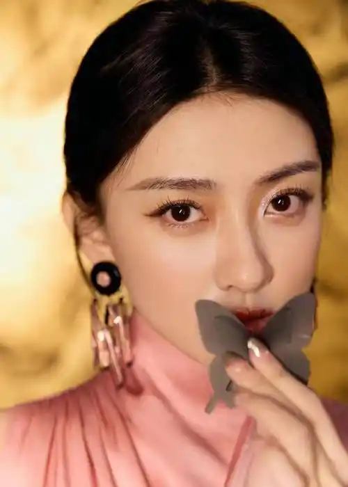 原创梁洁惊艳登场粉裙黑丝展古韵新姿冷艳端庄美出新境界