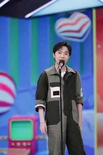 吴青峰时隔数年再登快本舞台 神仙转音机智满分又圈粉无数