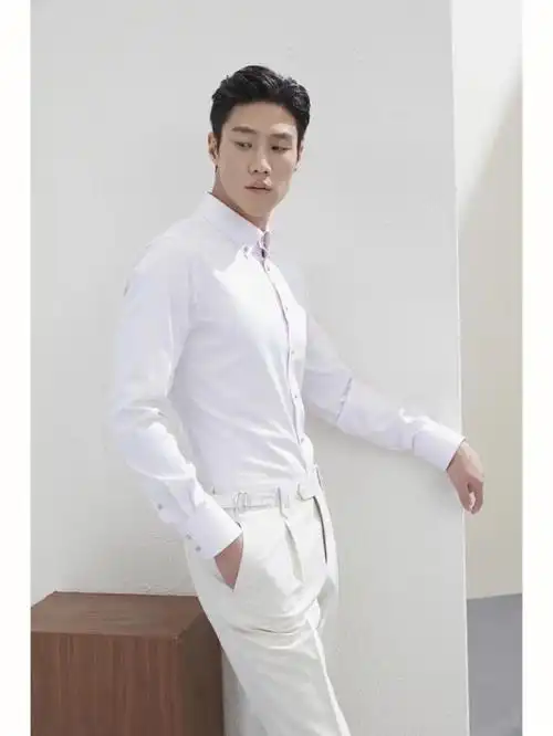 72白衬衫总能给人一种白衣少年的纯净感觉,在酷热的夏日,选择穿上一