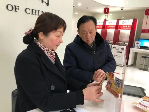 大堂经理,智能专员勇挑重担,绝不放过任何一个开通手机银行的机会