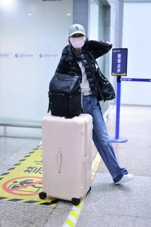 马伊琍带两个女儿度假回来,落地上海机场