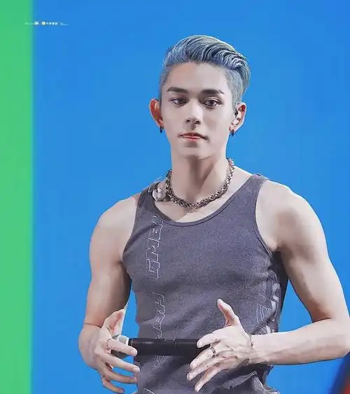 nct成员黄旭熙(lucas),性感的肌肉手臂,男友力爆棚的卢卡斯