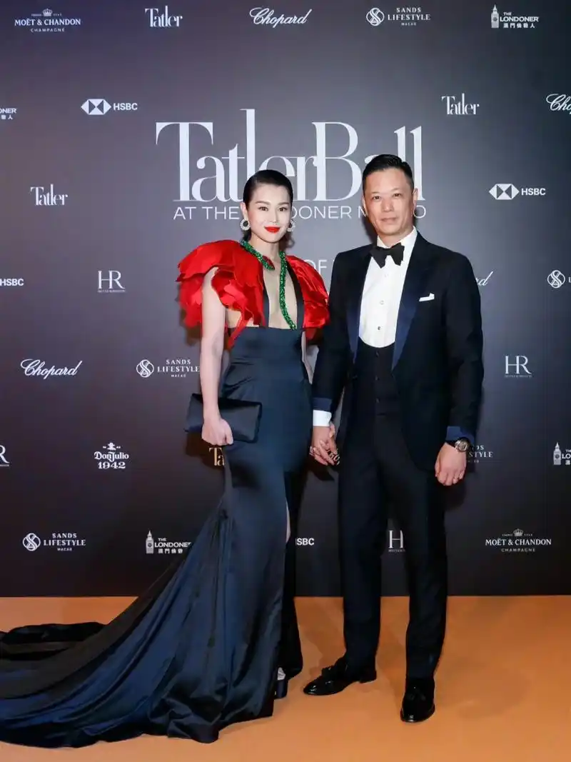 胡杏儿和老公出席晚宴.#情感 #胡杏儿 - 抖音