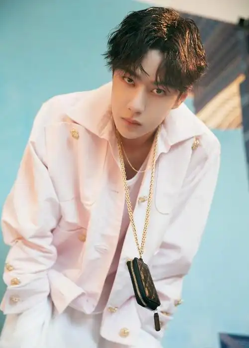 王一博巴黎时装周亮相!优雅与野性的完美结合,网友:太潮流了吧