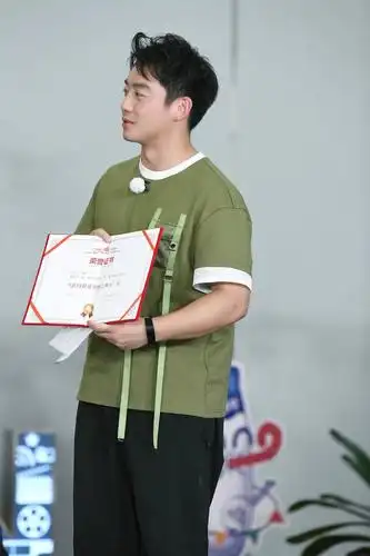 奔跑吧》中兄弟团李晨,郑恺, 沙溢,蔡徐坤,郭麒麟,凌潇肃,董又霖,曾舜