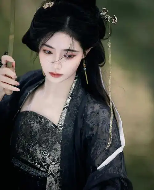 许佳琪七夕古风写真,一身黑衣冷艳霸气,战损妆又飒又美