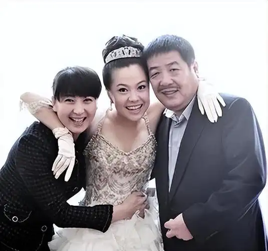 闫学晶过三八节,穿着近万元上衣出镜,北京的家装修富丽堂皇|林越|演员