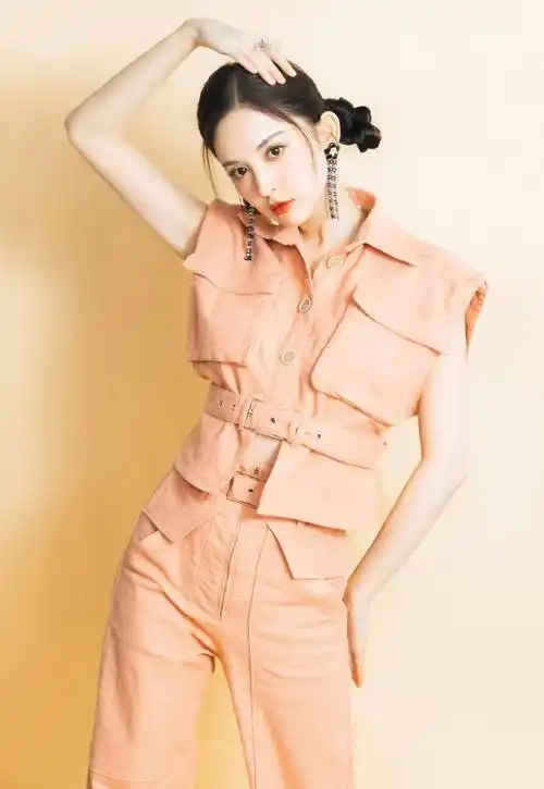 古力娜扎果然会穿,身穿橙色套装搭配银亮色高跟鞋,显白又时髦_风格_的
