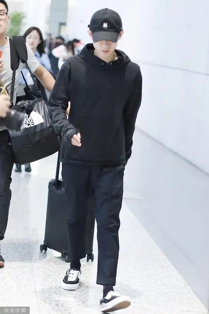张一山全黑装扮简约有形带棒球帽低调脚步飞快