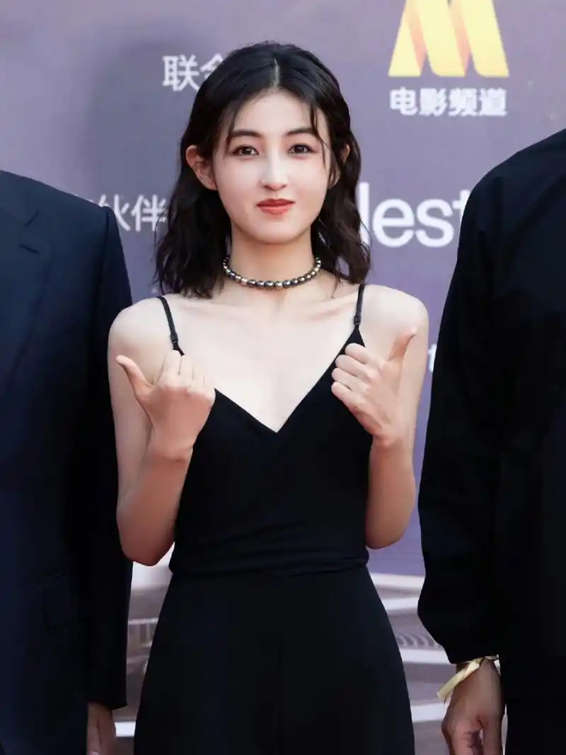 张子枫今日生图,造型好古灵精怪的妹妹