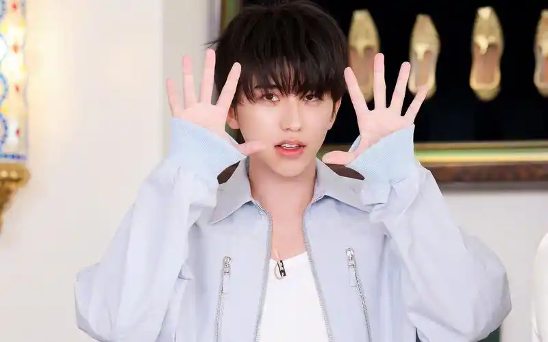 时的"偶像包袱特辑",很多观众也表示,在《奔跑吧》走过三季的蔡徐坤