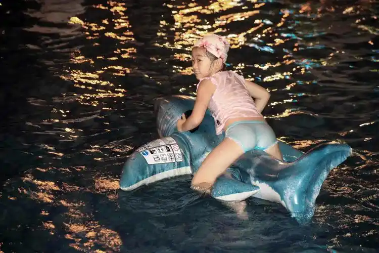 碧桂园泳池玩水的孩子(曹大林摄影)6月26日晚