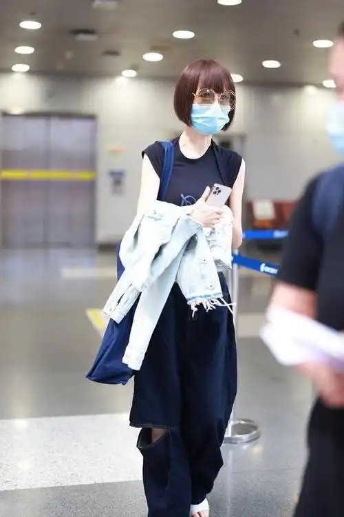 让人感觉似乎风一吹就倒,好在如今的鲁豫胖了回来,在穿衣搭配