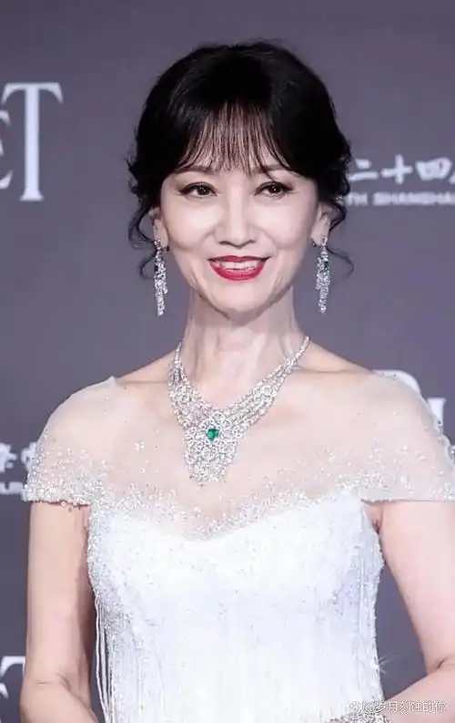 赵雅芝素颜照片的流传,在网络上引起了广泛的热议.