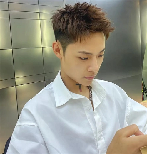 今年热门短发示范 男生帅气前刺发型