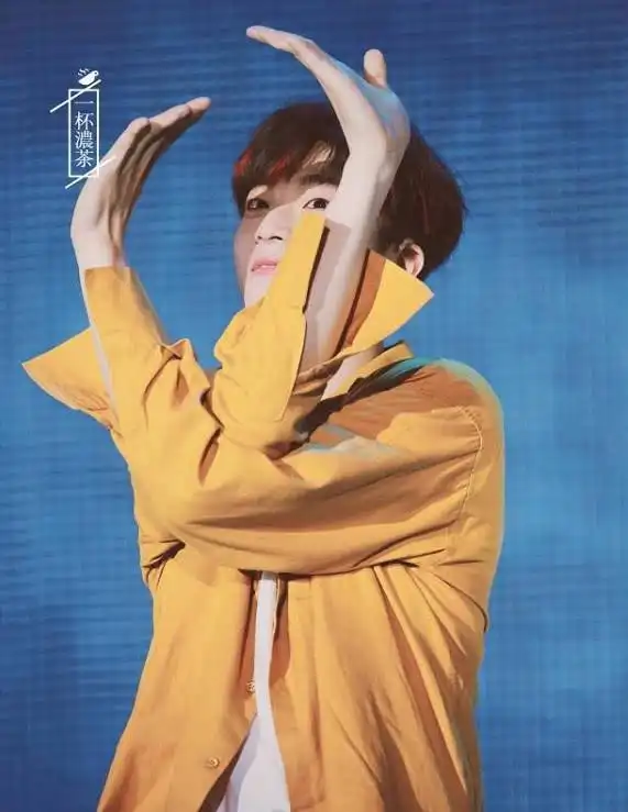 同是比心,范丞丞随意,陈立农宠粉,尤长靖这是抱了2只鹅?