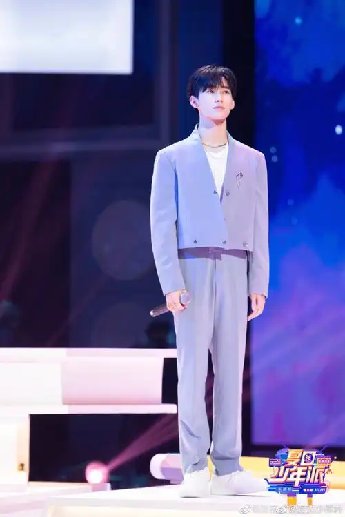 张真源廓形西装造型